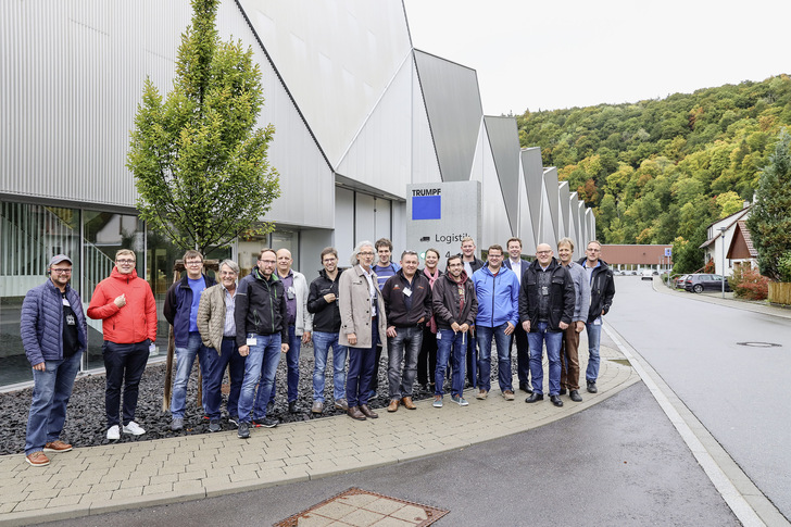 13 „wilde“ Baumetaller mit ihren Freunden vor dem Trumpf-Werk in Hettingen 