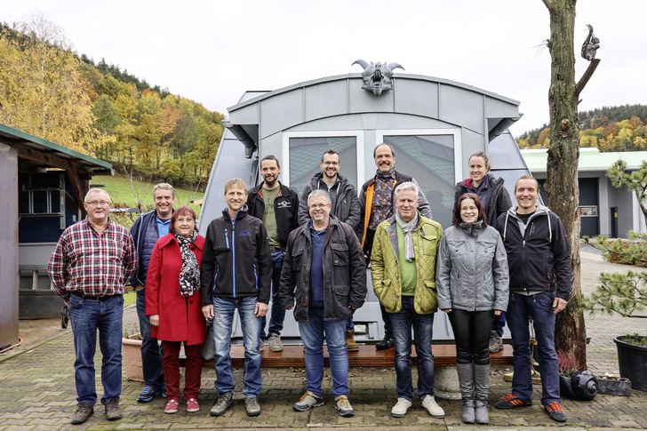 Jens und Claudia Sperber (3. bzw. 2. v. r.) zeigen einigen Baumetallern den Ausstellungsbereich auf dem Firmengelände in Langenschade (Thüringen)  