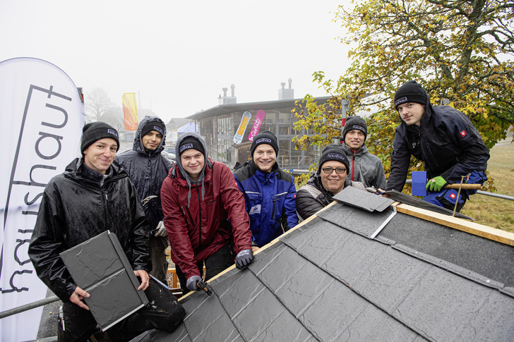 Wetterfestes Nachwuchsteam: Die Azubis Julian, Stefan, Fabio, Nils, Diayr und Sasha kümmerten sich zusammen Ausbilder mit Klaus Holzer um die Neueindeckung des Wartehäuschens. Die Idee zu dieser vorbildlichen Aktion hatte Klempnermeister Martin Rombach von Haushaut - © Bild: Wolfgang Scheu
