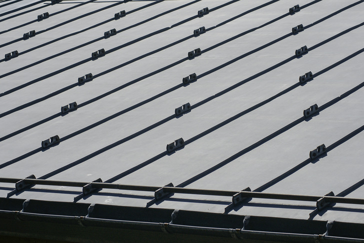 Standhaft, aber wirkungslos warten diese Schneefanglaschen auf den Winter