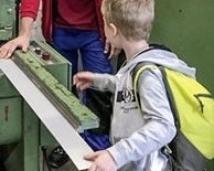 43 Schulkinder waren zu Besuch in der Werkstatt der Sima-Bau Siegler GmbH.