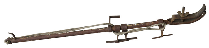 Fast schon historisch ist dieses Gestell zum Anbau einer Absturzsicherung 