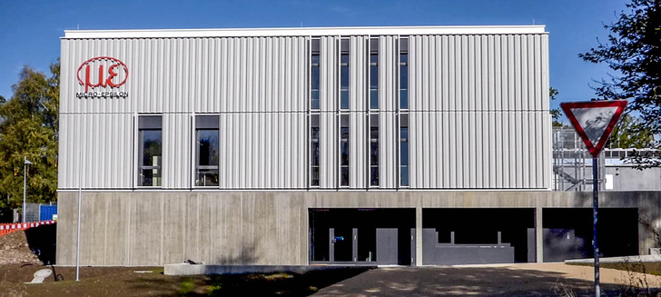 Das Firmengebäude des Hightech-Unternehmens mit perforierter Fassade aus farbbeschichtetem Aluminium