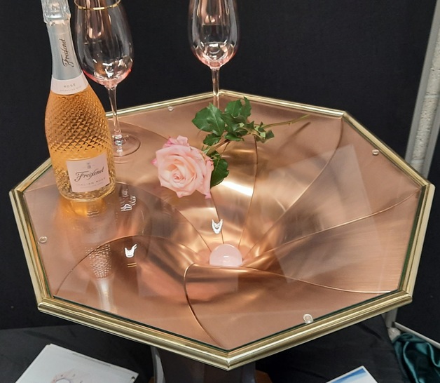 Der Kupferton des Präsentationstisches von Sebastian Schuster harmoniert elegant mit Rosé und Rose.