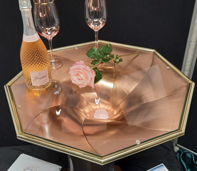 Der Kupferton des Präsentationstisches von Sebastian Schuster harmoniert elegant mit Rosé und Rose. - © Wirtz / BAUMETALL
