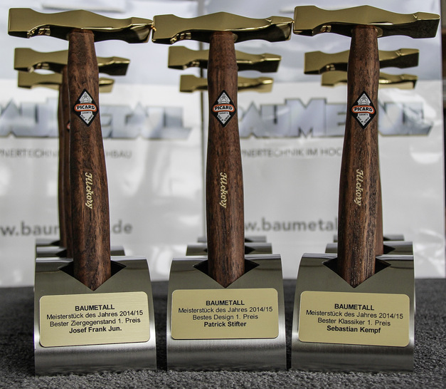 Seit Jahren eine begehrte Trophäe: die goldenen Picard-Hämmer für die Sieger im Wettbewerb "Meisterstück des Jahres". - © BAUMETALL

