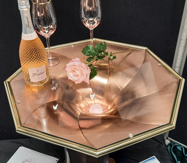 Der Präsentationstisch von Sebastian Schuster bietet eine elegante Stellfläche für edle Getränke in besonderen Momenten - © Bild: Wirtz / BAUMETALL
