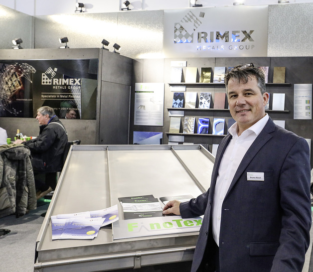 Bruno Rösch von Rimex präsentiert die neue Edelstahloberfläche FinoTex - © Bild: BAUMETALL
