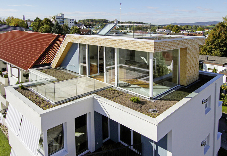 Ein flächenebener Ausgang auf die Terrasse gelingt gut mit Vakuumdämmung - © Bild: Puren
