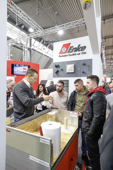 Produktvorführung am Enke-Messestand