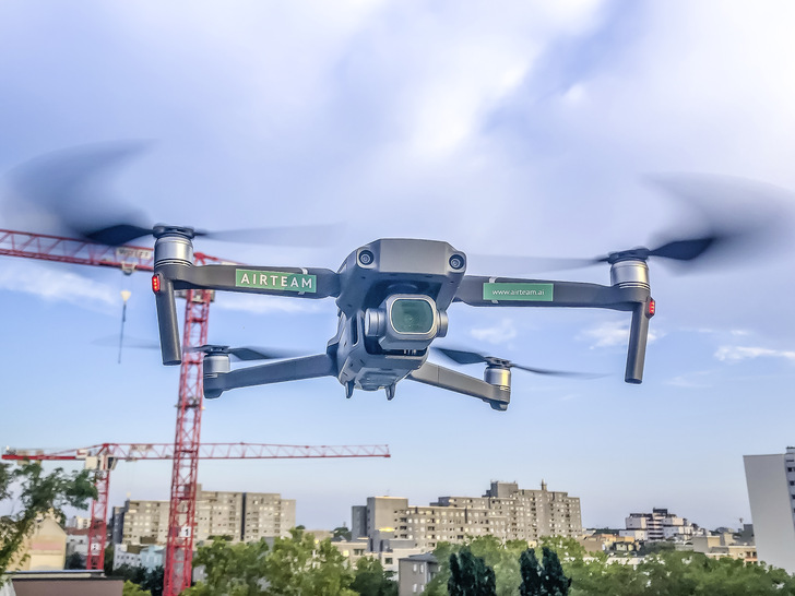 Mithilfe einer Drohne können Dächer inspiziert oder vermessen werden, ohne dass sie jemand betreten muss - © Bild: Airteam Aerial Intelligence GmbH
