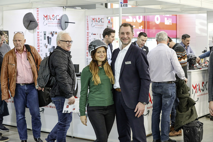 Zahlreiche Messebesucher geben Martin Fischers (r.) neuem Spenglerhelm Bestnoten