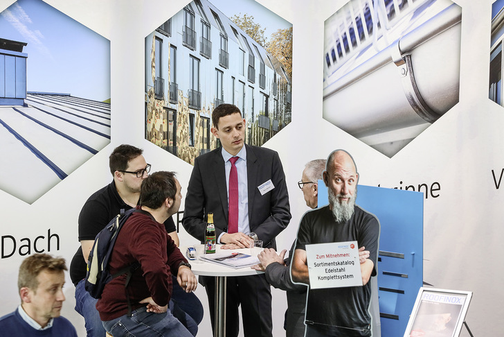 Marc Metzler (Mitte) informiert über neue Roofinox-Produkte - © Bild: BAUMETALL
