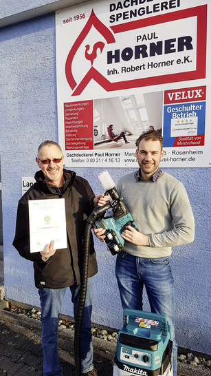 Simon Schlögl (Materialrest24, r.) bei der Preisübergabe 