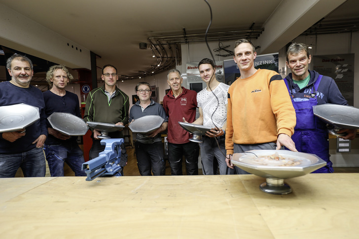 In Rekordzeit fertigen die Workshopper wunderschöne Brunnenschalen aus jeweils acht gedrehten Rheinzink-Segmenten an 