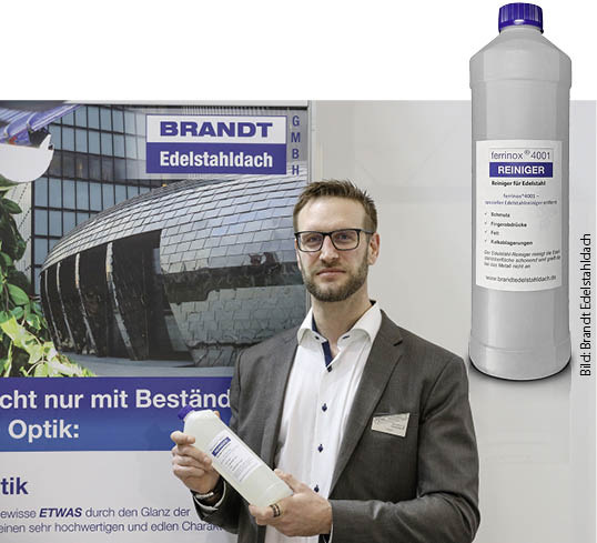 Tim Bröhl präsentiert den Ferrinox-Spezialreiniger für Edelstahl - © Bild: BAUMETALL
