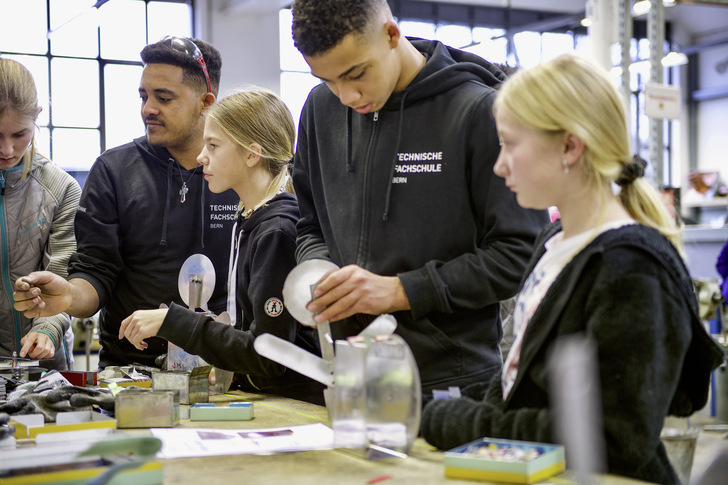 Im Rahmen des Schweizer Zukunftstags kamen 14 Schülerinnen in die Werkstatt der Technischen Fachschule Bern - © Bild: Technische Fachschule Bern
