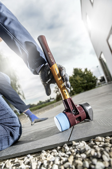 Der neue Schlageinsatz mit Standfuß für Simplex-Hämmer von Halder 
ermöglicht rückenschonendes Arbeiten