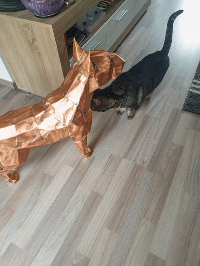 Für Torsten Thielmanns Katze ist der Pitbull aus Kupfer zunächst 
etwas gewöhnungsbedürftig