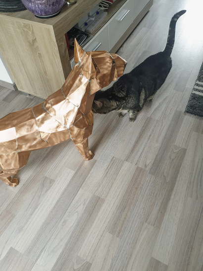 Für Torsten Thielmanns Katze ist der Pitbull aus Kupfer zunächst 
etwas gewöhnungsbedürftig