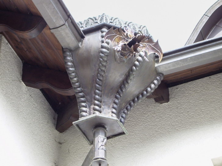 Dekorativer Wassersammler mit filigranem Speier
in Drachenform