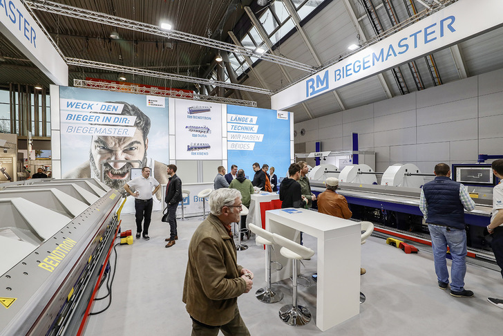 Biegemaster präsentierte den Doppelbieger XBend (r) und die mit Elektromotoren arbeitende Langabkantmaschine Bendtron