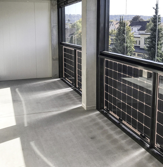 Sicherheit und Design durch in die Brüstung integrierte PV-Module