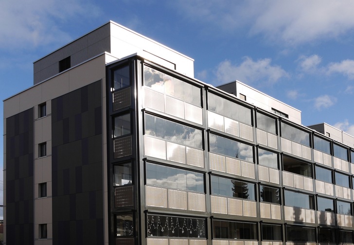 Der Balkonsystemhersteller Balco bietet eine Lösung für die gebäudeintegrierte Photovoltaik zur klimafreundlichen Stromerzeugung an