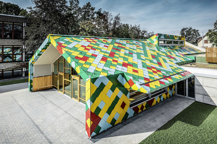 Mit der Mensa für zwei Schulen in Stuttgart-Möhringen wurde ein farbenfroher Blickfang geschaffen - © Bild: Prefa I Croce & Wir
