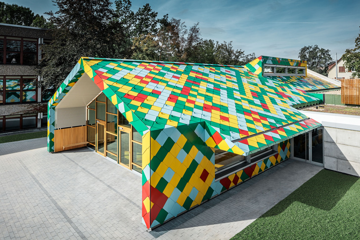 Mit der Mensa für zwei Schulen in Stuttgart-Möhrungen wurde ein farbenfroher Blickfang geschaffen - © Prefa I Croce & Wir
