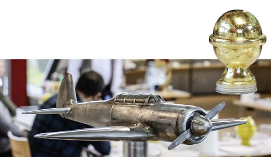 Ein Titanzinkflieger und die von einem Teilnehmer vergoldete Nakra-Kugel