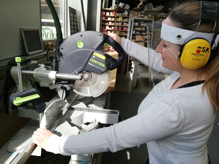 Wo keine Trennwände aufgestellt werden können, schützt der Speak Protector vor Ansteckung