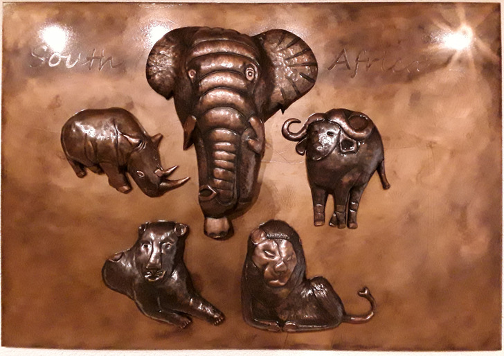 Die Big Five (Nashorn, Elefant, Büffel, Leopard und Löwe) als Kupferrelief für das Wohnzimmer.