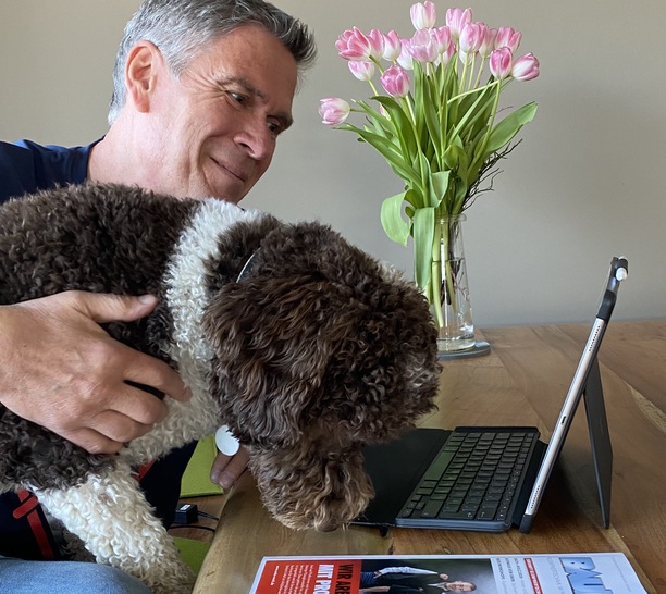 Redaktionshund Henry unterstützt Andreas Buck im Home Office