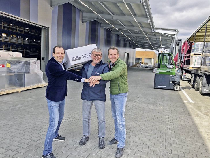 Andreas Palli, Richard Plum und Karsten Puck ( v.l.n.r.) freuen sich 
über die neue Lagerhalle - © Bild: Haushaut
