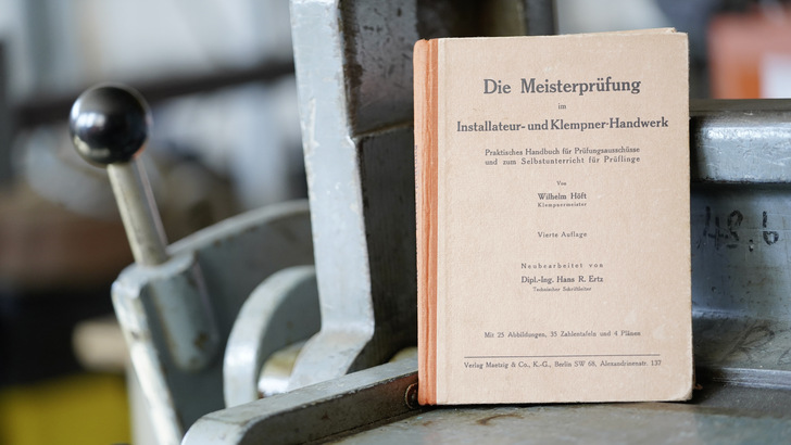 Das Handbuch aus dem Jahre 1940 zeigt zeitlose Anregungen für die Klempnermeisterprüfung - © Bild: Florian Eisenholz
