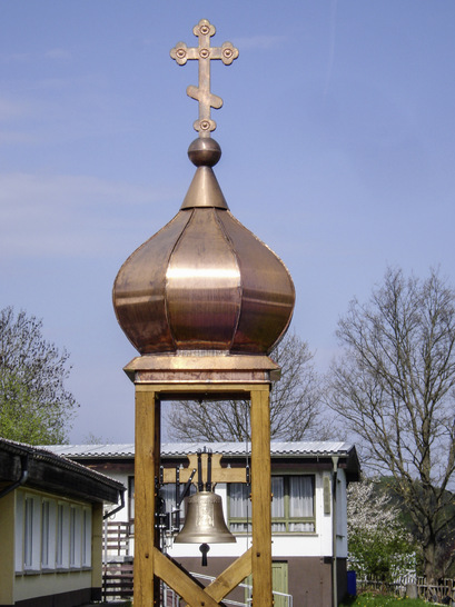 Die Haube für den Glockenturm des Klosters St. Gabriel in Altenbergen fertigte Michael Messerschmidt in seinem Unternehmen Nakra - © Bild: Nakra/Genuin Orthodoxe Kirche
