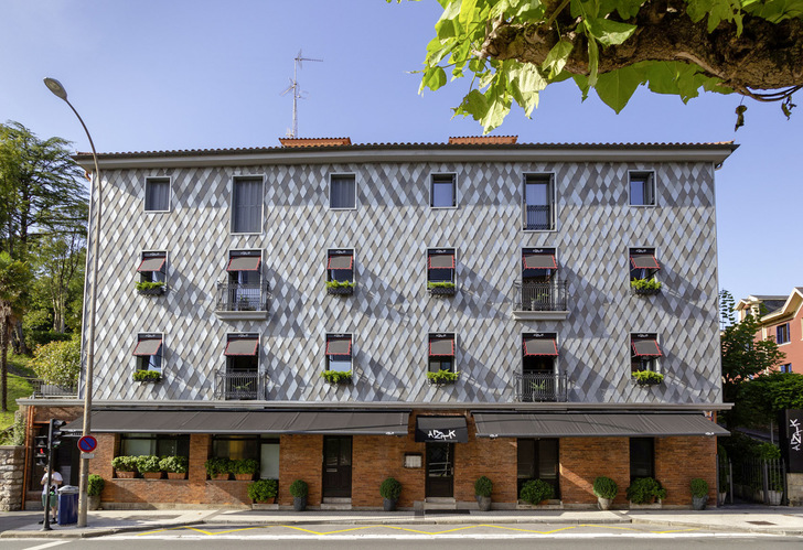 Die schuppenartige Hülle wertet ein historisches Gebäude auf, das ein exklusives Restaurant beherbergt