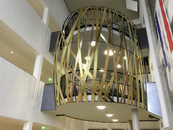 Das Gymnasium Schrobenhausen ist eine ­Bildungsstätte mit musischer Fach­richtung. Um eine Assoziation zu Blechblas­instrumenten herzustellen, ­wurde der Werkstoff Messing bei der Innenraumgestaltung ­verarbeitet 