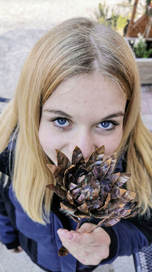 Floriane Kornhaaß liebt Blumen aus ­Kupfer - © Bild: Laura Kornhaaß
