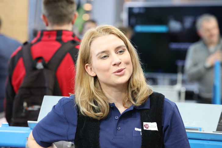 Laura Kornhaaß auf der Dach+Holz 2020