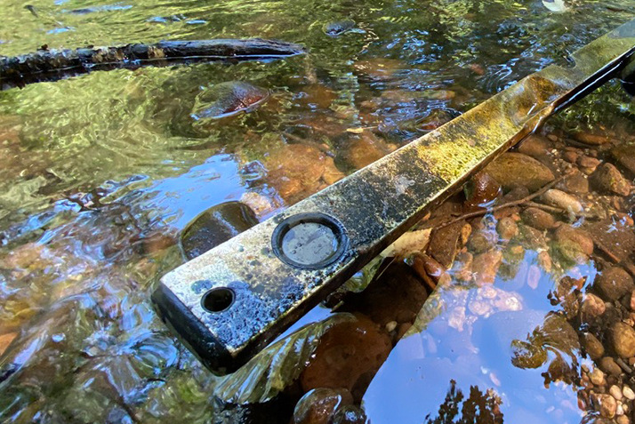 Ökologisch unbedenkliches Nachfüllen einer Wasserwaage - © BAUMETALL
