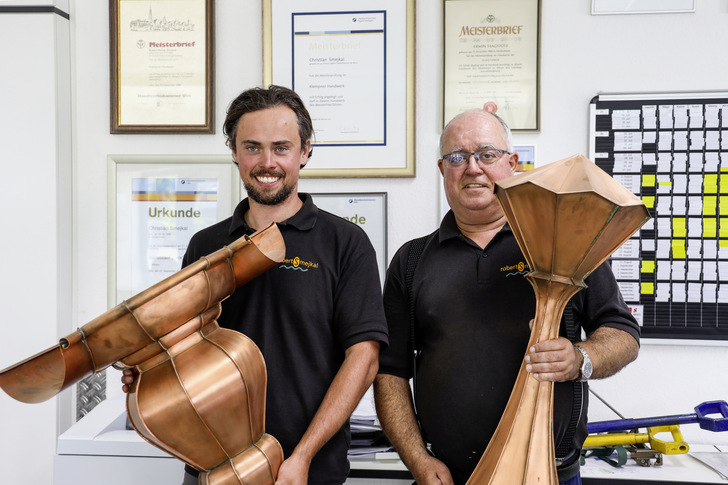 Doppelmeister: Christian und Robert Smejkal. Christian (l.) war mit seiner Arbeit sogar Preisträger des BAUMETALL-Wettbewerbs „Meisterstück des Jahres“ 2010
