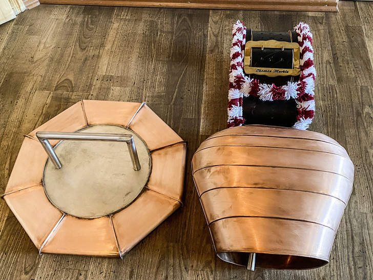 Überdimensional: Kuhglocke und der dazu passende Deckel einer Milchkanne von Thomas Merkle