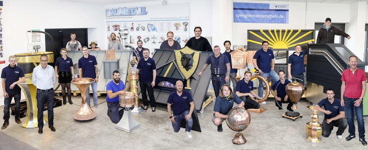 Coronabedingt musste das Gruppenbild digital zusammengesetzt werden. Es zeigt Meisterschüler, den Prüfungsausschuss und Ausbilder