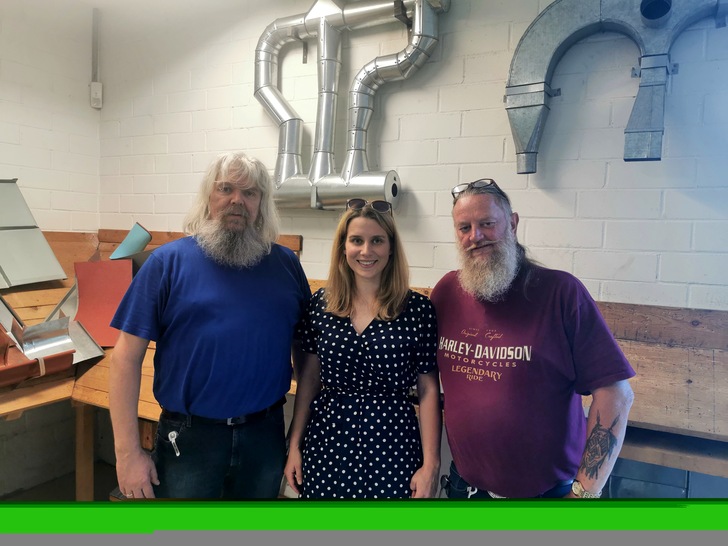 Dem Prüfungsausschuss über die Schulter geschaut- BAUMETALL-Online Redakteurin Laura Kornhaaß mit Thomas Koch und Wilko Schierp