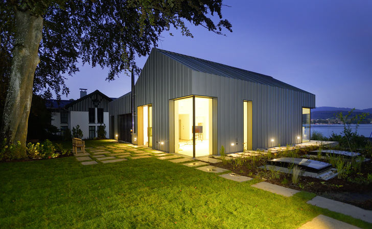 Die Winkelstehfalzfassade kommt ohne Querfalze und störende Traufvorsprünge aus