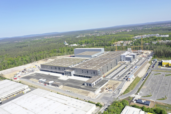 Die drei Logistikhallen mit 30 000 m² großem Dach des oberösterreichischen Herstellers Domico stehen bereits (Stand: Mai 2020)
