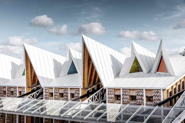 Wunderschöne Dachlandschaft: Farbbeschichtetes Aluminium der Marke Prefalz P.10 im Farbton  Prefaweiß verleiht dem ­Gebäude ein besonders elegantes ­Aussehen