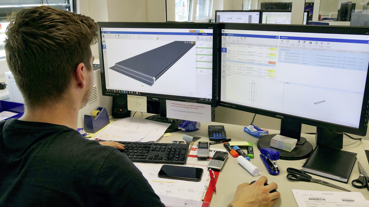 Die Produktionsplanung erfolgt an einem Computerarbeitsplatz 